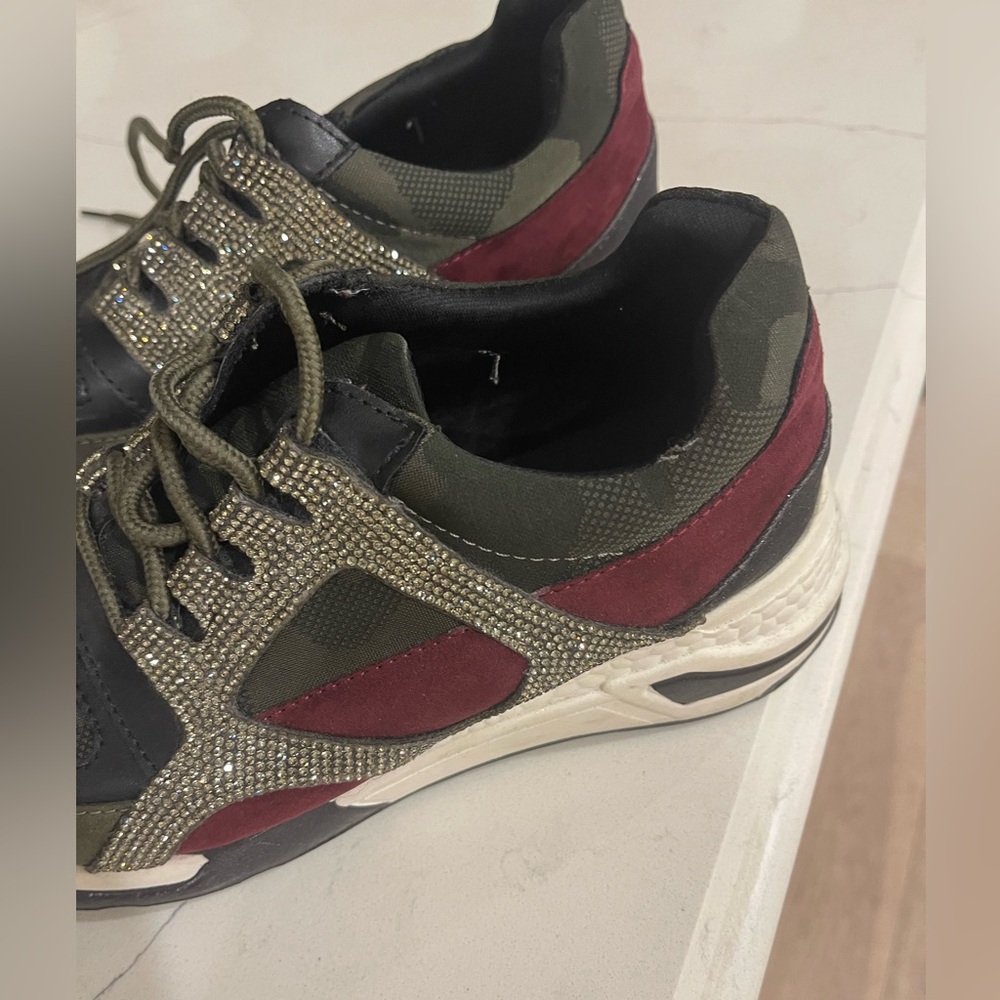 Steve Madden size 8 R tennis shoes. Lightly worn. - Picture 2 of 8